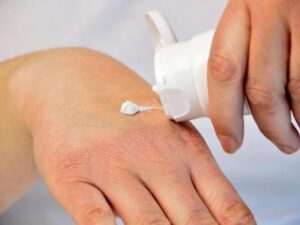 Dermatolodzy zalecają nawilżanie skóry po częstym myciu rąk