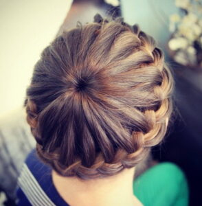 «Корона» — модное плетение французской косы