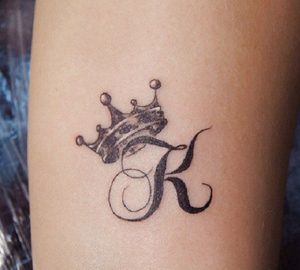 Татуировка буква а с короной